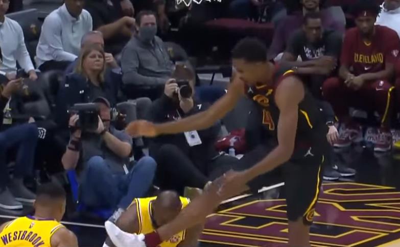 NBA / 【影片】抬腳動作引爭議!騎士探花秀Mobley被切球後,連貫動作一腳飛踢詹姆斯臉部,後者捂臉倒地!-黑特籃球-NBA新聞影音圖片分享社區