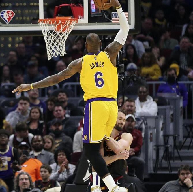 NBA / 這個國王有點老!詹姆斯爆砍38分大三元,杜蘭特調侃:看48歲的人打球動作竟如此流暢!-黑特籃球-NBA新聞影音圖片分享社區