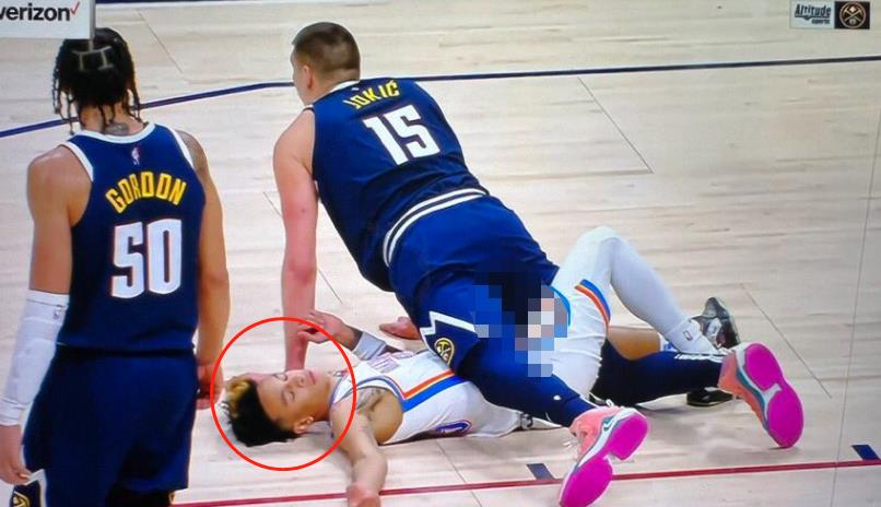NBA / 【影片】畫面有點不可描述！Jokic摔倒壓到對手身上，雷霆新星閉眼表情陶醉，並護住重要部位！
