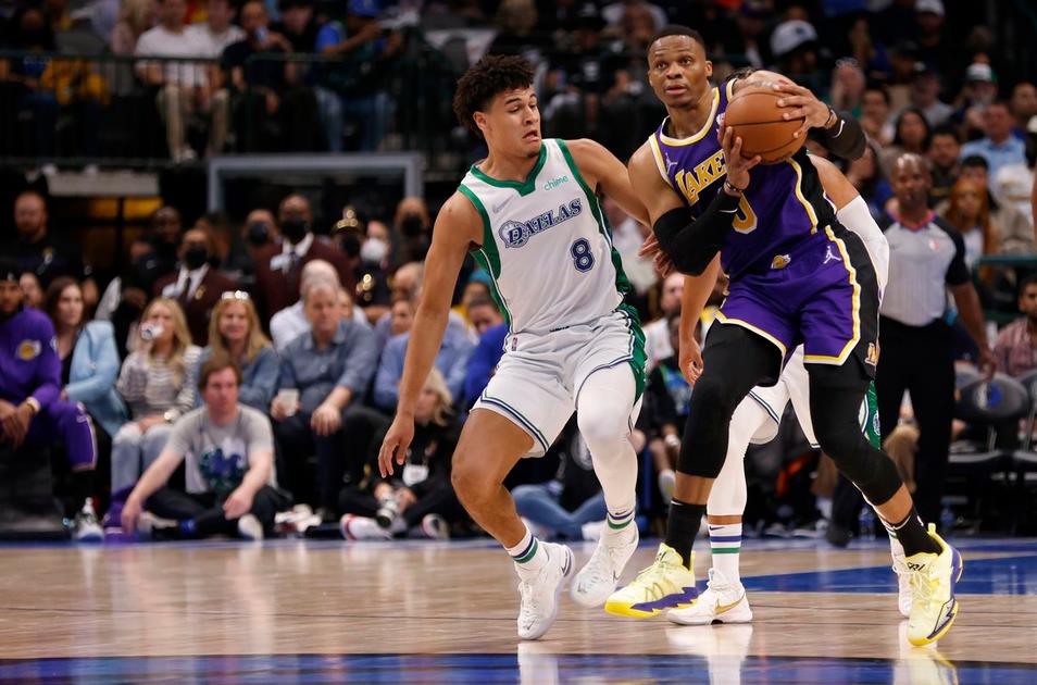 NBA / 輸球不影響心情!球迷拍下「詹眉場邊大笑」一幕:同樣是落後,看看隔壁的快艇!-黑特籃球-NBA新聞影音圖片分享社區