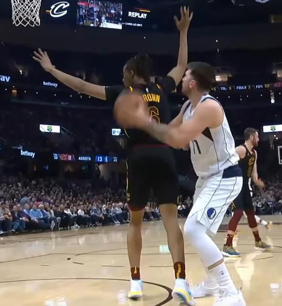 NBA / 【影片】人都傻了！東契奇面對錯位一記神級假傳，對手在原地問號臉：球跑哪去了？-黑特籃球-NBA新聞影音圖片分享社區