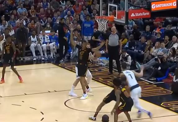 NBA / 【影片】人都傻了！東契奇面對錯位一記神級假傳，對手在原地問號臉：球跑哪去了？-黑特籃球-NBA新聞影音圖片分享社區