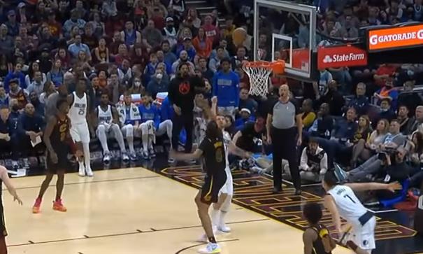 NBA / 【影片】人都傻了！東契奇面對錯位一記神級假傳，對手在原地問號臉：球跑哪去了？-黑特籃球-NBA新聞影音圖片分享社區