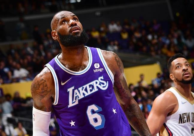 NBA / 詹姆斯今天有多拼?鏖戰39分31秒,兩度遭一級惡犯+飛身救球沖到觀眾席,著名詹黑都不忍黑他!-黑特籃球-NBA新聞影音圖片分享社區