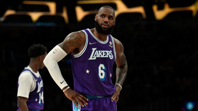 NBA / 詹姆斯今天有多拼?鏖戰39分31秒,兩度遭一級惡犯+飛身救球沖到觀眾席,著名詹黑都不忍黑他!-黑特籃球-NBA新聞影音圖片分享社區