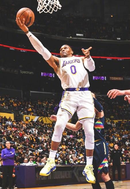 威少爆砍27分10板7助!炸裂隔扣「表弟」引熱議,投籃15中11也難救湖人(影)-黑特籃球-NBA新聞影音圖片分享社區