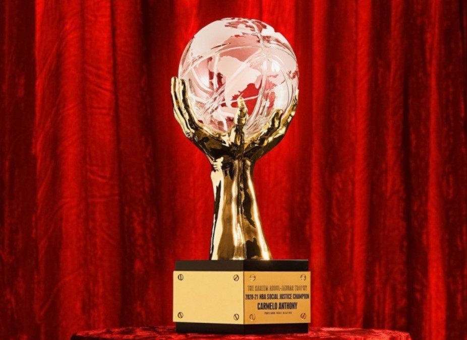 湖人前鋒Carmelo Anthony今日比賽期間領取了年度社會正義冠軍獎-黑特籃球-NBA新聞影音圖片分享社區