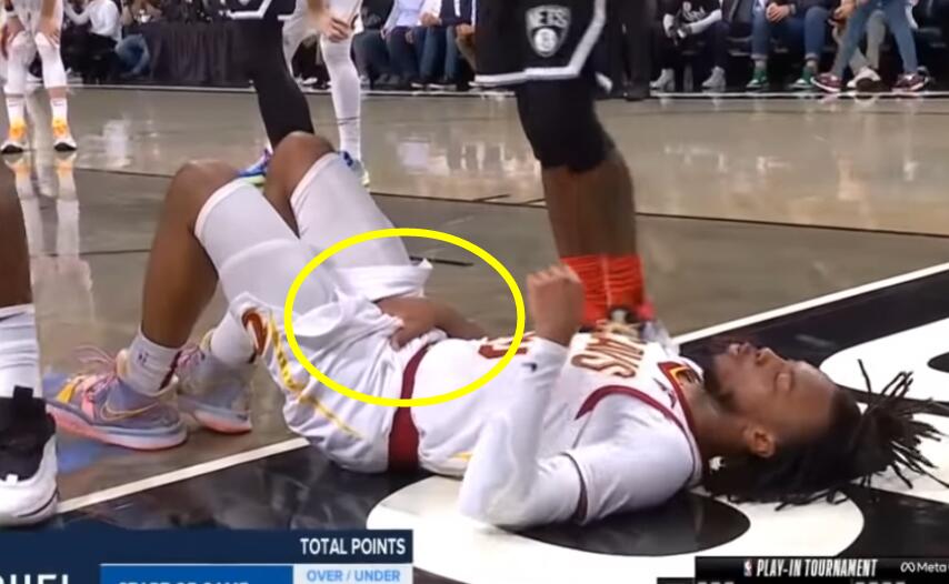 NBA / 【影片】蛋蛋的憂傷!Dragic「龍抓手」動作惹爭議,騎士新星手捂下體痛苦倒地,裁判:一級惡犯!-黑特籃球-NBA新聞影音圖片分享社區