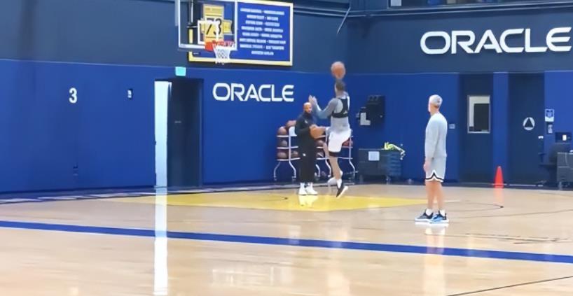 NBA / 【影片】Curry備戰G2開啟加練模式!練到全身濕透,追夢打趣:他是最佳替補,要從防守做起!-黑特籃球-NBA新聞影音圖片分享社區