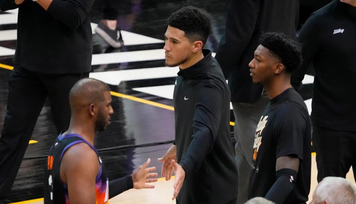 上半場31分,下半場0分!Booker腿筋受傷提前退賽,末節坐板凳觀戰太無奈!(影)-黑特籃球-NBA新聞影音圖片分享社區