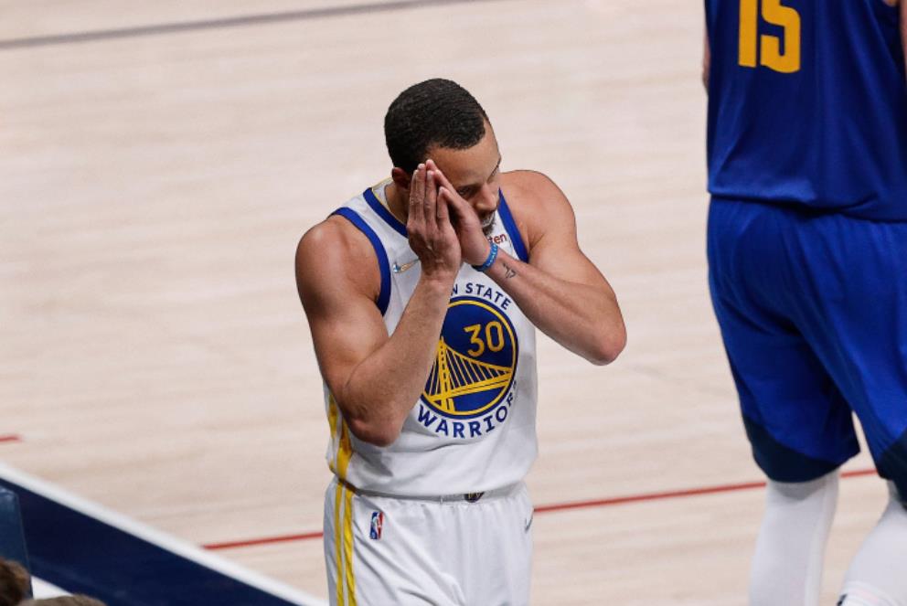 库里用睡觉的姿势庆祝2