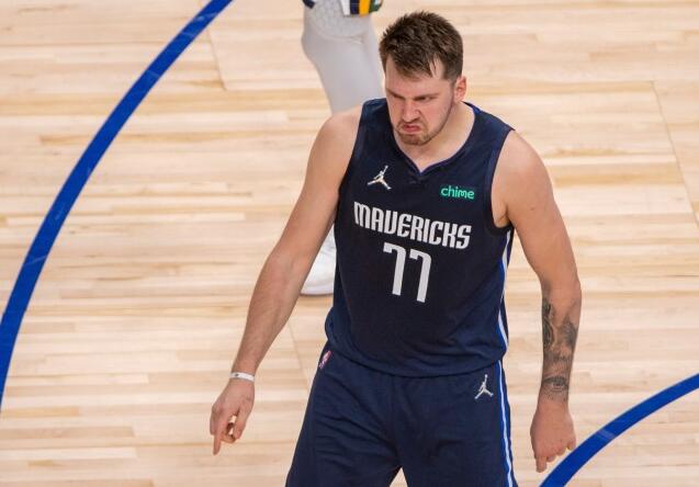 轟33+13拿下天王山!東契奇一人打出11-0抖肩慶祝,晃暈Gobert一幕堪稱「年度最佳戲耍」!(影)-黑特籃球-NBA新聞影音圖片分享社區