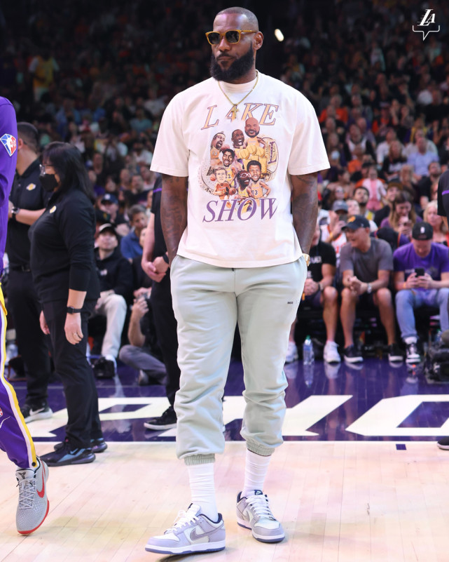 NBA / 詹姆斯缺席「湖人出局之戰」遭討伐!球迷現場舉牌:如果是科比他一定會打!-黑特籃球-NBA新聞影音圖片分享社區