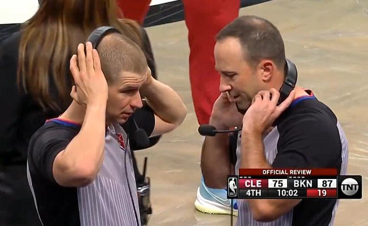 NBA / 【影片】蛋蛋的憂傷!Dragic「龍抓手」動作惹爭議,騎士新星手捂下體痛苦倒地,裁判:一級惡犯!-黑特籃球-NBA新聞影音圖片分享社區