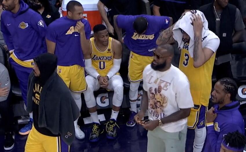 NBA / 湖人出局眾生相!詹姆斯臉色凝重,一眉毛巾包頭沮喪,威少一邊呆坐!-黑特籃球-NBA新聞影音圖片分享社區