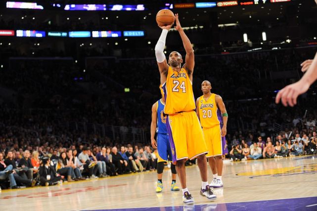 NBA / 詹姆斯缺席「湖人出局之戰」遭討伐!球迷現場舉牌:如果是科比他一定會打!-黑特籃球-NBA新聞影音圖片分享社區