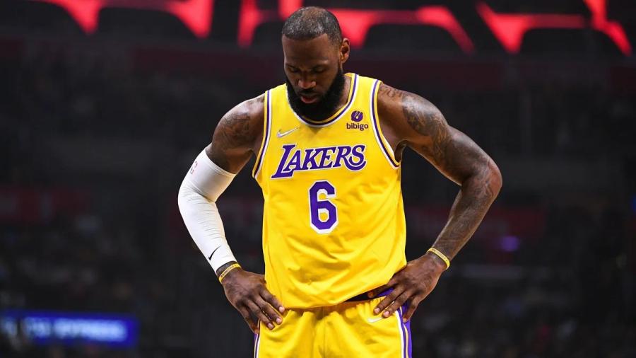 NBA / 詹姆斯缺席「湖人出局之戰」遭討伐!球迷現場舉牌:如果是科比他一定會打!-黑特籃球-NBA新聞影音圖片分享社區