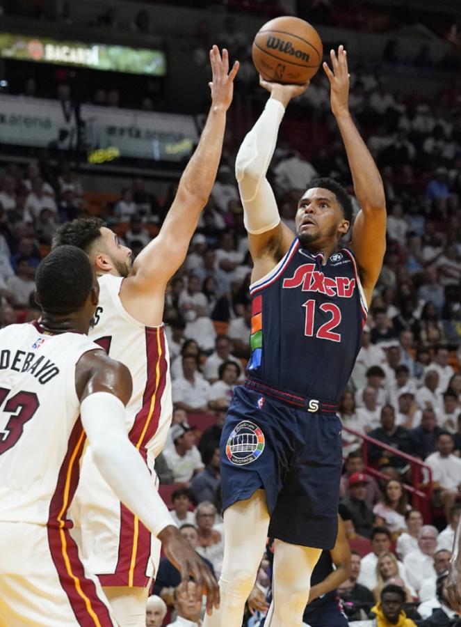 NBA / 嘲諷度拉滿!76人0-2落後,老河流被現場熱火球迷社媒質疑:他暫停一直在講廢話!-黑特籃球-NBA新聞影音圖片分享社區