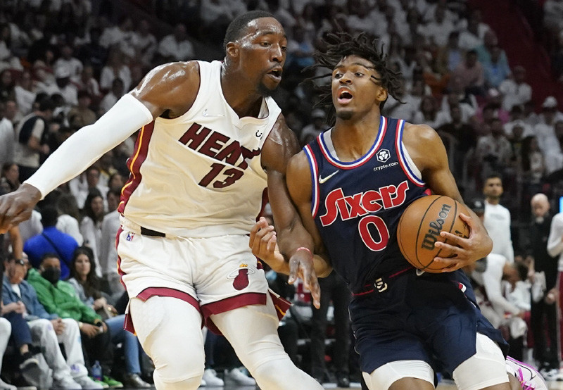 NBA / 嘲諷度拉滿!76人0-2落後,老河流被現場熱火球迷社媒質疑:他暫停一直在講廢話!-黑特籃球-NBA新聞影音圖片分享社區