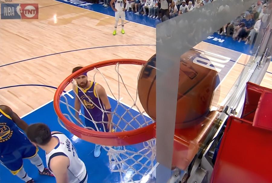 NBA / 真下起「三分暴雨」!獨行俠三節轟進19顆三分領先29分,命中率高達54.3%,勇士提前換下主力!(影)-黑特籃球-NBA新聞影音圖片分享社區