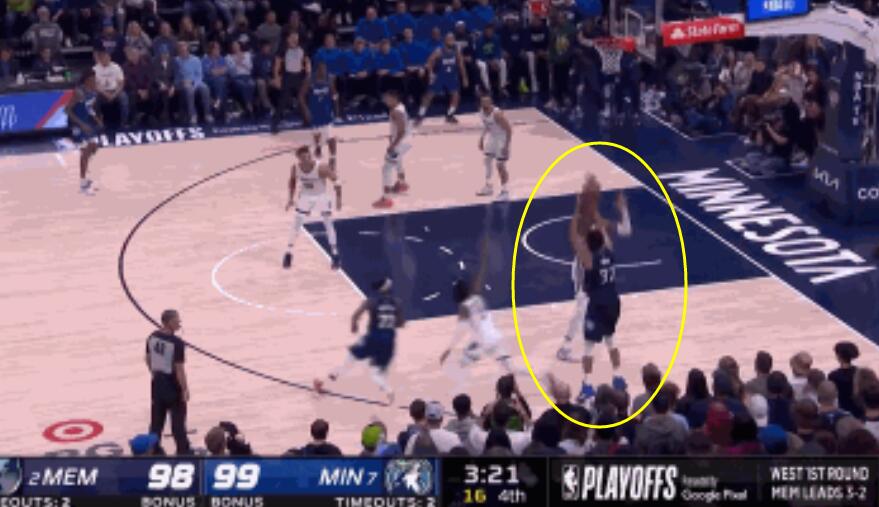 NBA / 【影片】灰狼關鍵戰術讓KAT攻框,結果他卻在外線浪投,連貝弗利也攤手不滿,球迷:難怪被罵「軟蛋」!-黑特籃球-NBA新聞影音圖片分享社區