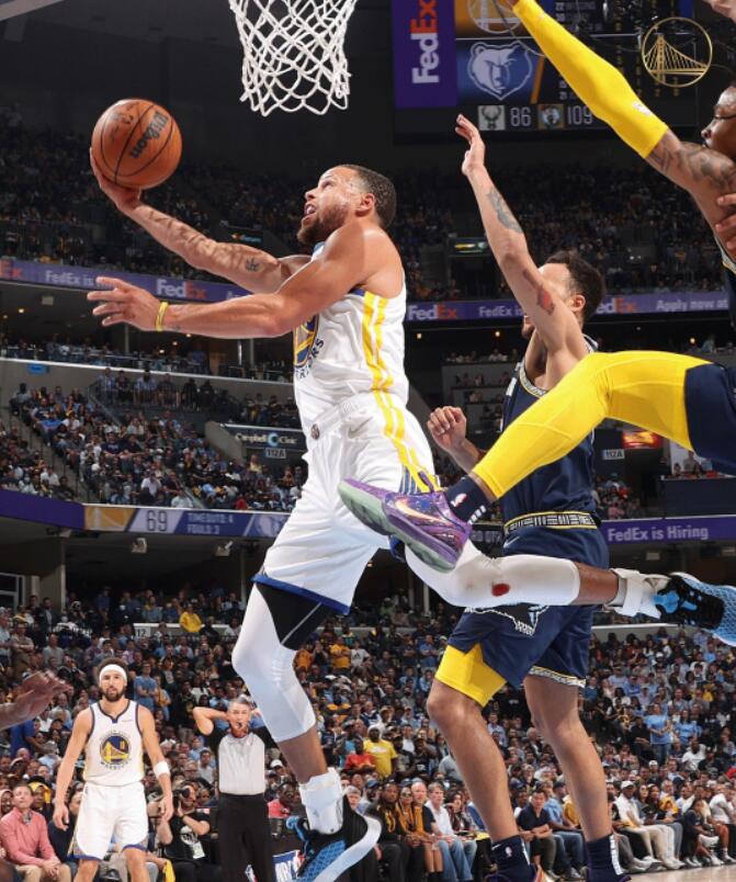 NBA / 【影片】不氣盛能叫年輕人?莫蘭特狂砍47+8+8,賽後與Curry擦肩喊話:我們的對決還會繼續很有意思的!-黑特籃球-NBA新聞影音圖片分享社區