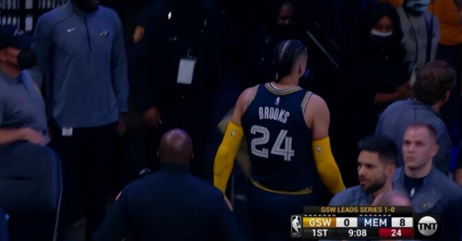 NBA / 【影片】惡犯GP2後,Dillon遭遇網爆!私生活被扒,拿3500萬不給撫養費,曾上演超劣質假摔!-黑特籃球-NBA新聞影音圖片分享社區