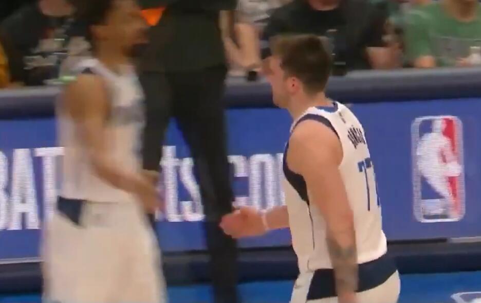 NBA / 【影片】鬧大了!東契奇暴怒嘲諷裁判,做出「數錢手勢」起哄,恐要面臨追加處罰!-黑特籃球-NBA新聞影音圖片分享社區