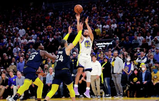NBA / 今日就要晉級?Curry賽前訓練三分六連中,透露比賽計劃:今天要狠狠揍灰熊,搞死他們!-黑特籃球-NBA新聞影音圖片分享社區