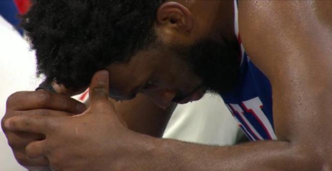 NBA / 兩大核心關鍵戰役引爭議!Embiid整場手感全無,在板凳席低頭沉思,哈登下半場兩次出手得0分!-黑特籃球-NBA新聞影音圖片分享社區