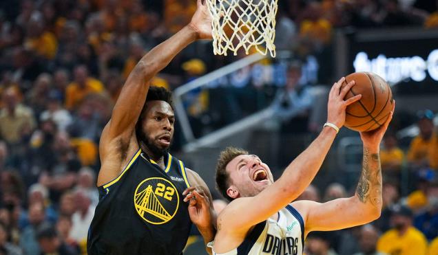 NBA / 勇士打爆獨行俠!誰注意到Wiggins防守東契奇的方式,球迷稱讚:簡直是教科書!-黑特籃球-NBA新聞影音圖片分享社區
