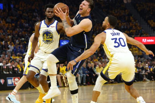 NBA / 火藥味十足,半場勇士落後14分!獨行俠外線火力全開轟72分,Curry飚進5顆三分砍20分!(影)-黑特籃球-NBA新聞影音圖片分享社區