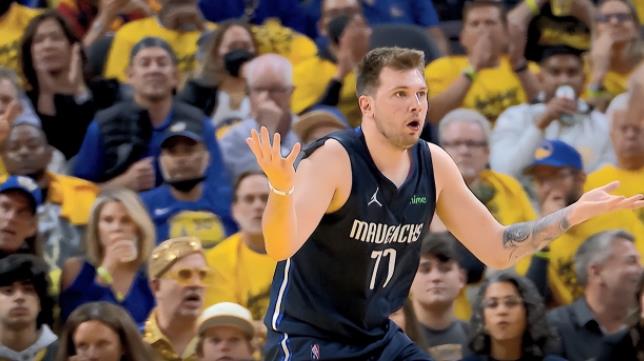 NBA / 火藥味十足,半場勇士落後14分!獨行俠外線火力全開轟72分,Curry飚進5顆三分砍20分!(影)-黑特籃球-NBA新聞影音圖片分享社區