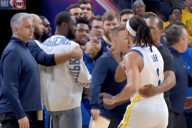 NBA / 火藥味十足,半場勇士落後14分!獨行俠外線火力全開轟72分,Curry飚進5顆三分砍20分!(影)-黑特籃球-NBA新聞影音圖片分享社區