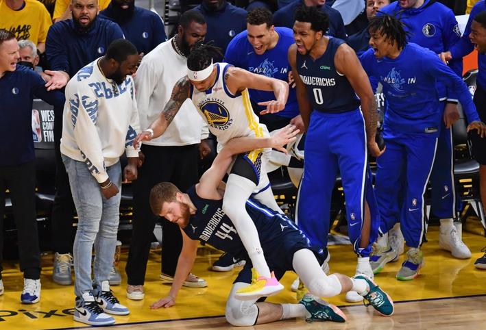 NBA / 登場5分鐘0分1失誤球隊輸12分!科爾主動承認G2錯誤決定:Lee上場時球隊表現很差!-黑特籃球-NBA新聞影音圖片分享社區