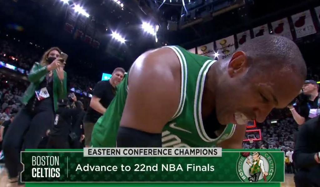 NBA / 【影片】綠軍36歲老兵圓夢!打了141場季後賽之後,終於首次登上冠軍賽舞台,Horford激動跪地慶祝!-黑特籃球-NBA新聞影音圖片分享社區