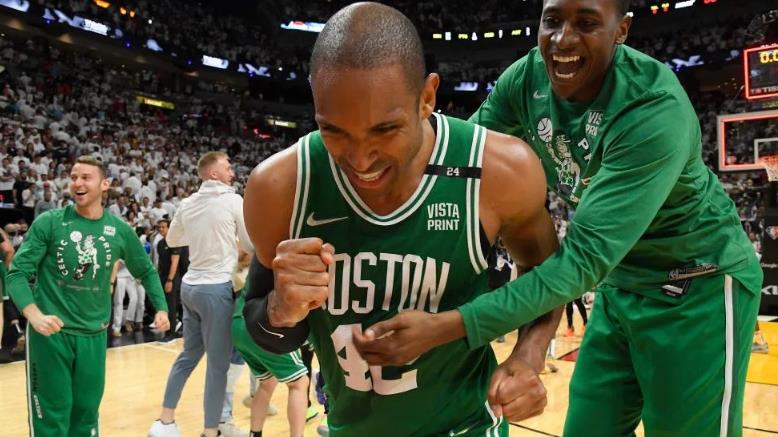 NBA / 141場季後賽終於換來冠軍賽!36歲老探花拍地板令人動容,綠軍已將他薪水變為全額受保障!-黑特籃球-NBA新聞影音圖片分享社區