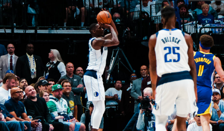 NBA / 真下起「三分暴雨」!獨行俠三節轟進19顆三分領先29分,命中率高達54.3%,勇士提前換下主力!(影)-黑特籃球-NBA新聞影音圖片分享社區