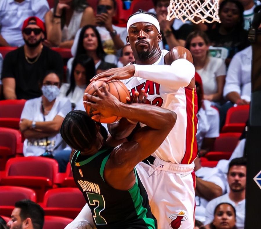 NBA / 18中4,空位三分球卻投出三不沾!士官長嘴上不服輸?身體卻扛不住了!-黑特籃球-NBA新聞影音圖片分享社區