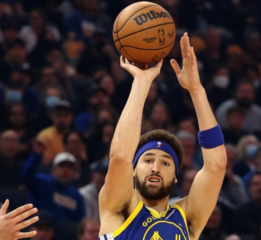 NBA / 僅拿4分卻是勇士贏球功臣!Looney狂摘22個籃板成球隊大閘太強悍,11個前場籃板搶爆灰熊!(影)-黑特籃球-NBA新聞影音圖片分享社區