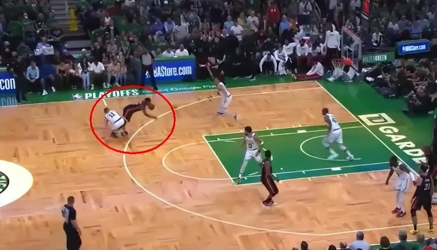 NBA / 【影片】綠軍悍將拉拽Butler膝蓋,致其受傷太過分!斯波回應並評擊:那根本不是籃球動作!-黑特籃球-NBA新聞影音圖片分享社區