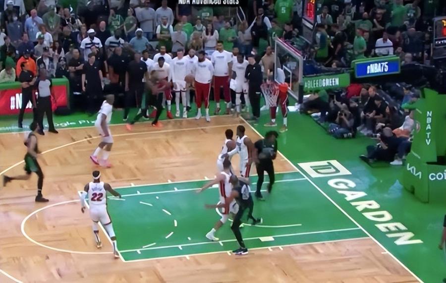 NBA / 聯盟官宣罰單!熱火違反後補席禮儀被罰2.5萬,獨行俠也曾被罰17.5萬!-黑特籃球-NBA新聞影音圖片分享社區