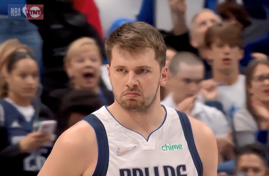 NBA / 真下起「三分暴雨」!獨行俠三節轟進19顆三分領先29分,命中率高達54.3%,勇士提前換下主力!(影)-黑特籃球-NBA新聞影音圖片分享社區