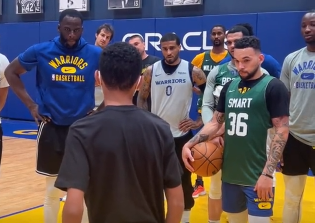 NBA / 積極備戰冠軍賽!Curry喜提金腰帶,勇士組織模擬對抗訓練:多人直接穿上綠軍球衣!-黑特籃球-NBA新聞影音圖片分享社區