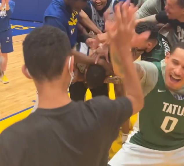 NBA / 積極備戰冠軍賽!Curry喜提金腰帶,勇士組織模擬對抗訓練:多人直接穿上綠軍球衣!-黑特籃球-NBA新聞影音圖片分享社區