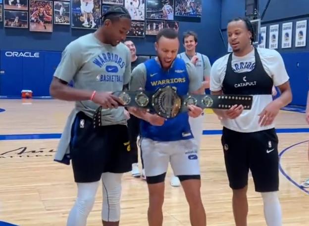 NBA / 積極備戰冠軍賽!Curry喜提金腰帶,勇士組織模擬對抗訓練:多人直接穿上綠軍球衣!-黑特籃球-NBA新聞影音圖片分享社區