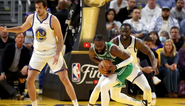 NBA / 科爾終於不再固執!靈活運用Curry上場時間,用新五小鎖死綠軍,調整能力無愧冠軍教頭!-黑特籃球-NBA新聞影音圖片分享社區