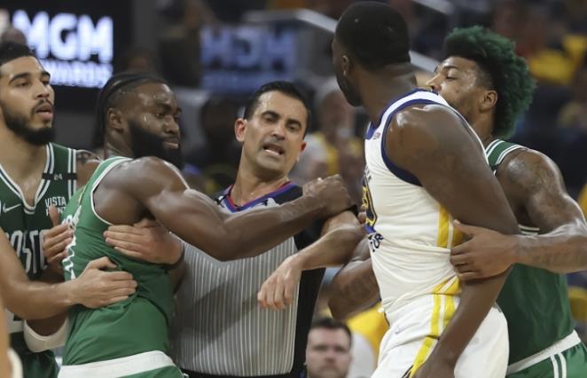 格林已達到技術犯規判罰標準,為何裁判原諒他?前NBA名哨解釋:裁判在控場保護格林!-黑特籃球-NBA新聞影音圖片分享社區