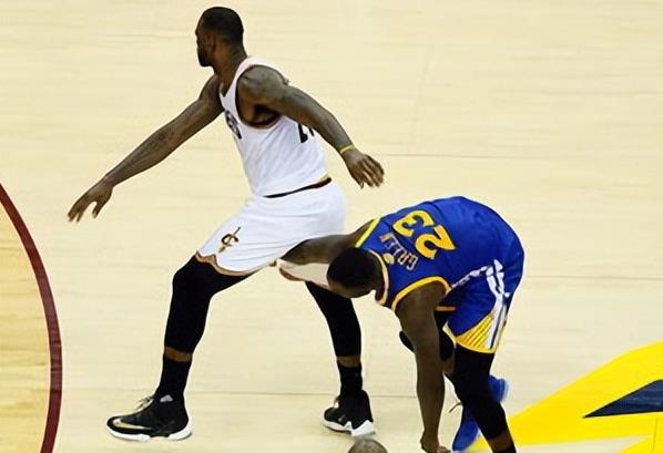 格林已達到技術犯規判罰標準,為何裁判原諒他?前NBA名哨解釋:裁判在控場保護格林!-黑特籃球-NBA新聞影音圖片分享社區