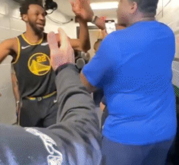NBA / 【影片】僅得2分8助攻,關鍵時刻被棄用!追夢綠持續低迷,賽後Curry露出兇狠眼神擁抱他!-黑特籃球-NBA新聞影音圖片分享社區